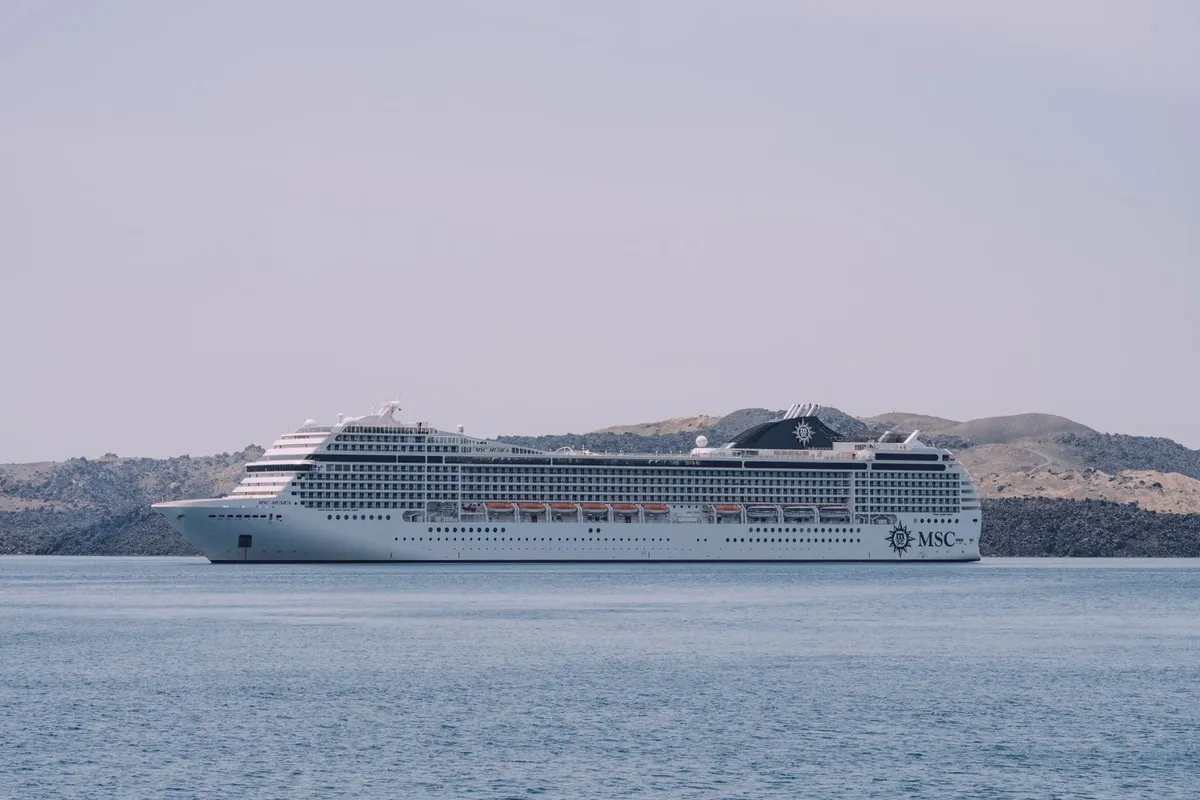 Navio de cruzeiro navegando em mar aberto