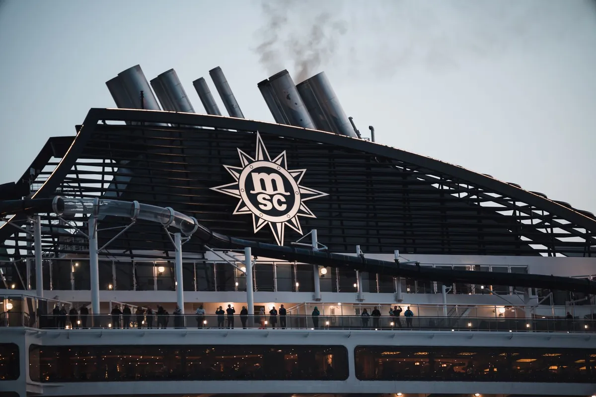 Chaminés e deck superior de um navio da MSC Cruzeiros