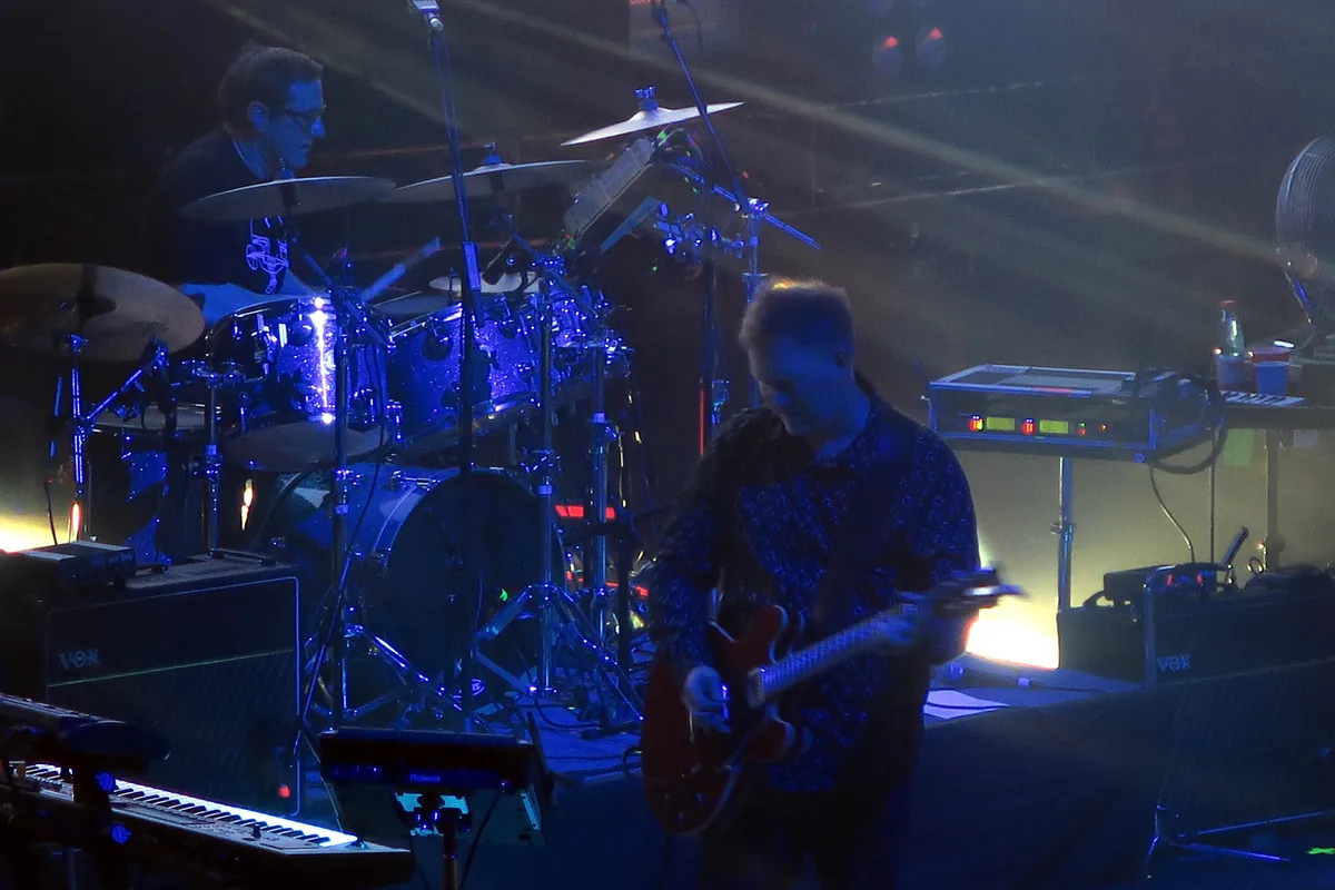 Guitarrista e baterista do New Order em apresentação no Chile em 2019