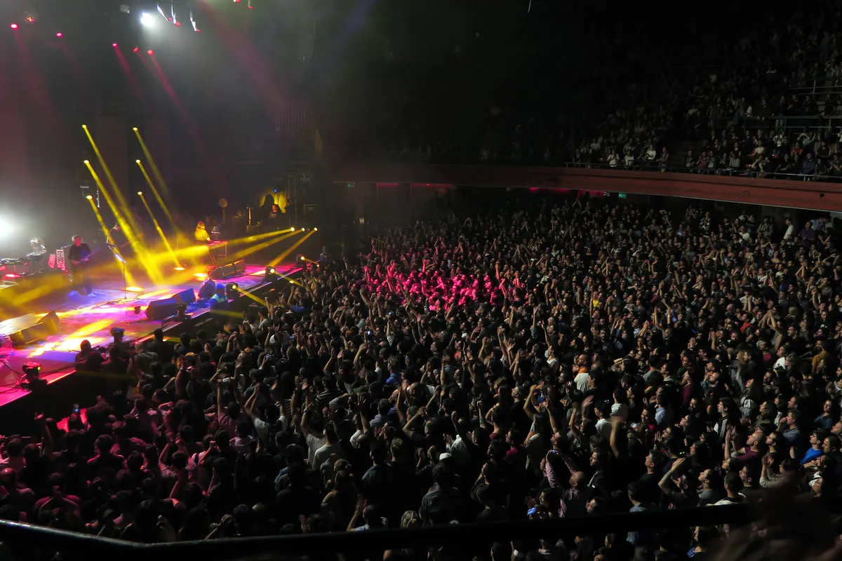 Plateia e palco iluminado do show de New Order no Chile em 2019