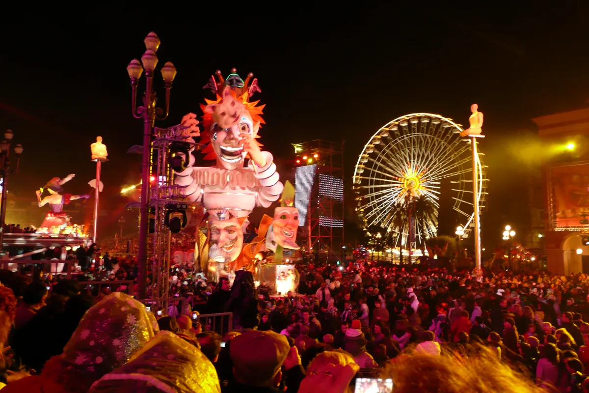 Corso iluminado de uma edição anterior do Carnaval de Nice.