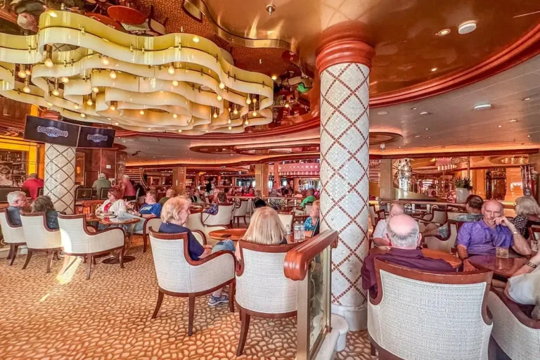 Salão do restaurante principal de um navio de cruzeiro pronto para o jantar