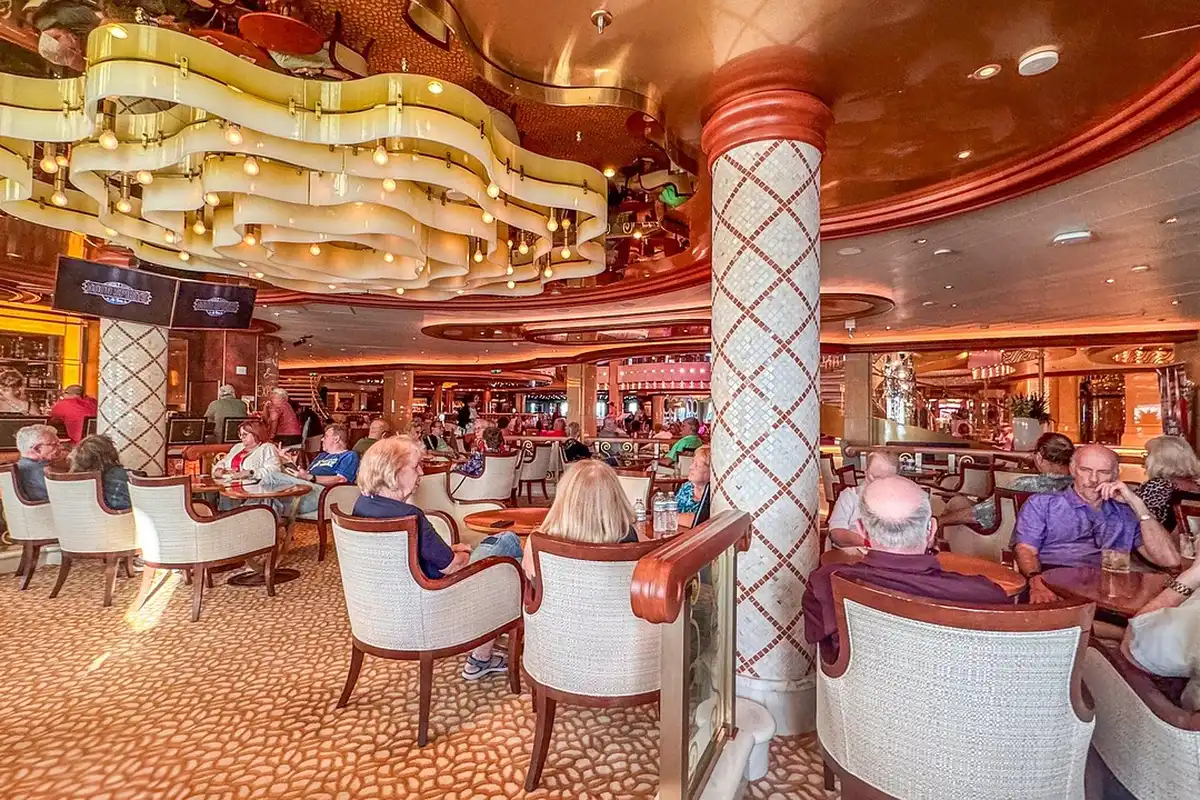 Salão do restaurante principal de um navio de cruzeiro pronto para o jantar