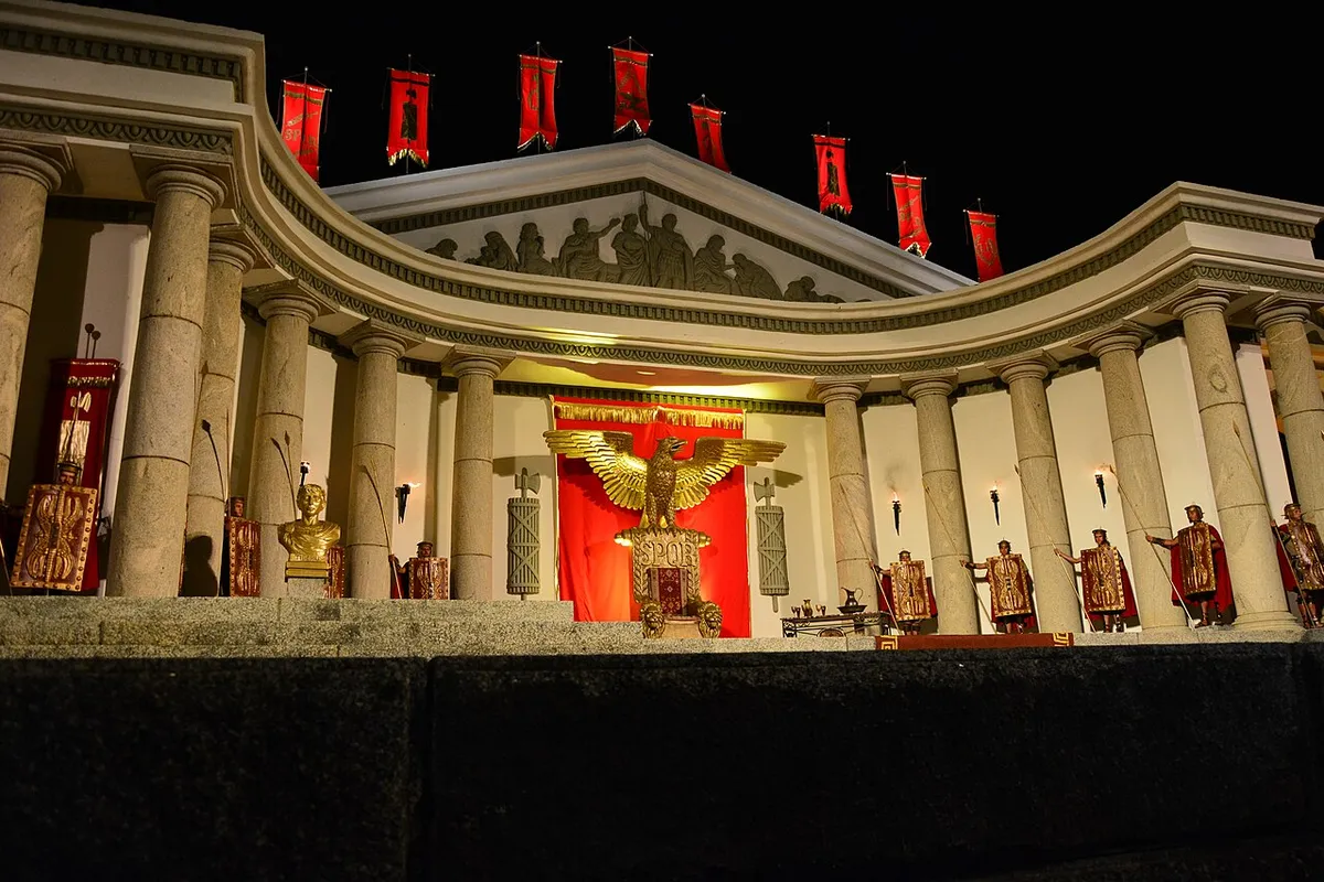 Cenário iluminado de palácio romano no teatro de Nova Jerusalém, Pernambuco