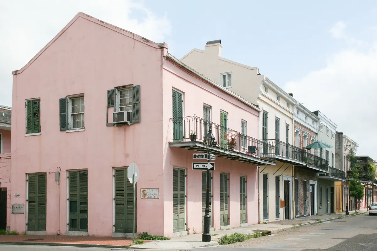 Casario e sacadas na Burgundy Street, no French Quarter de Nova Orleans