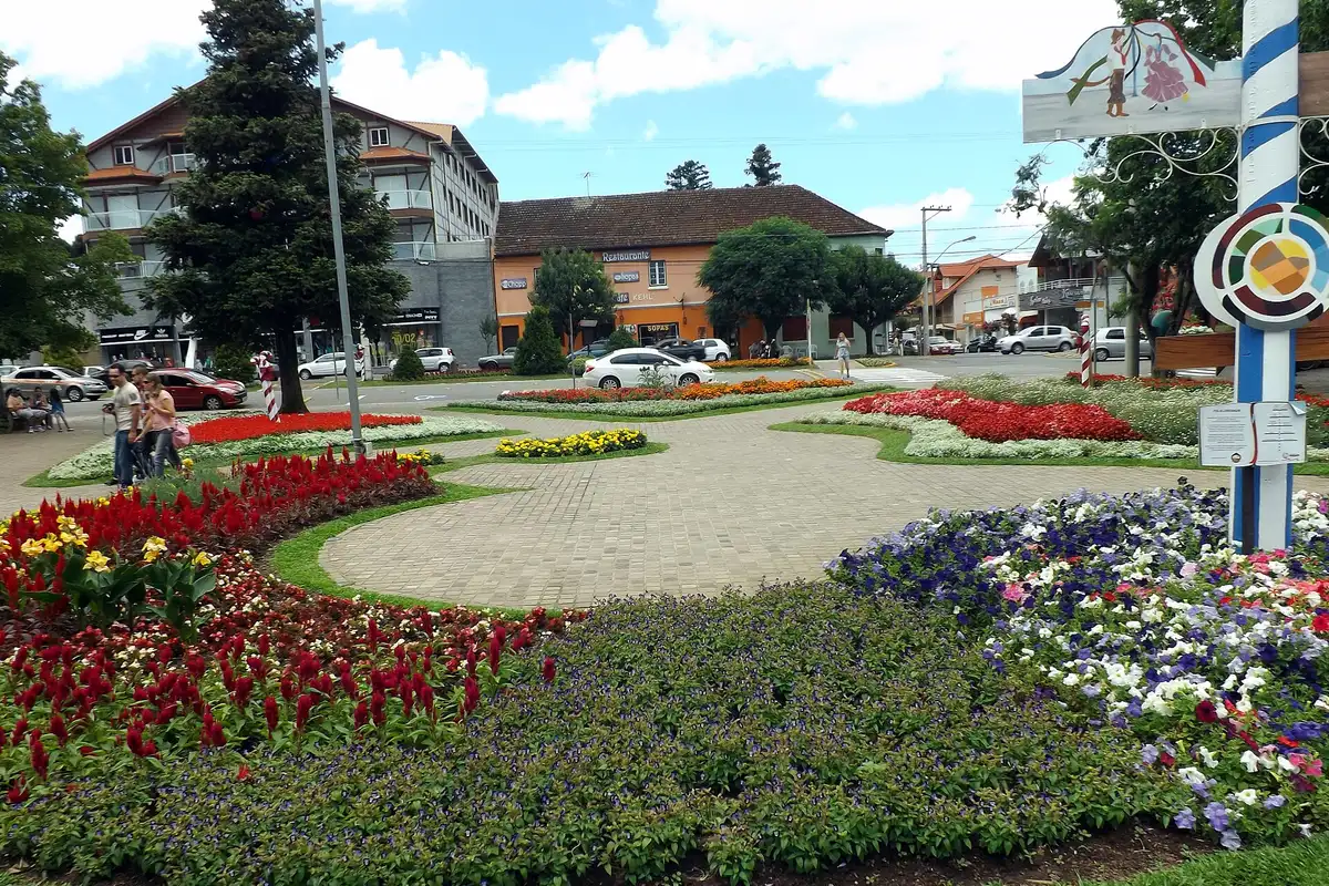 Praça das Flores no centro de Nova Petrópolis, com jardins e lojas