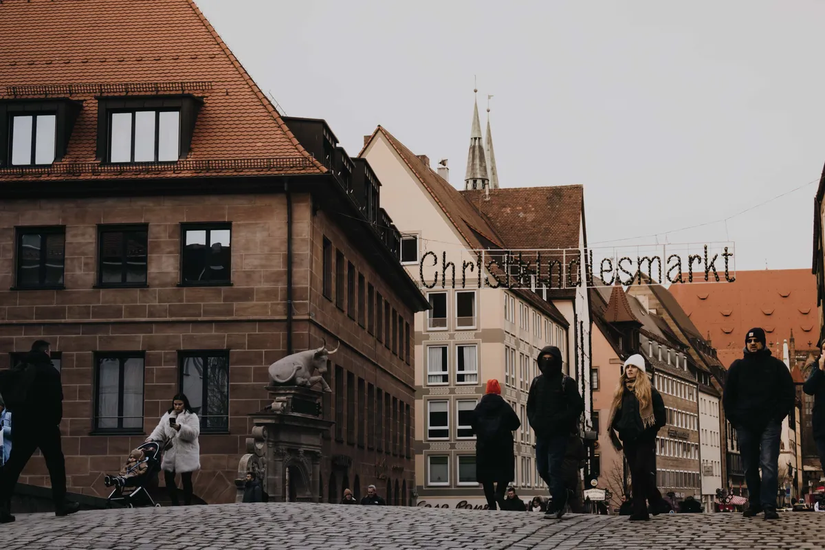 Rua de acesso ao Christkindlesmarkt de Nuremberg no inverno
