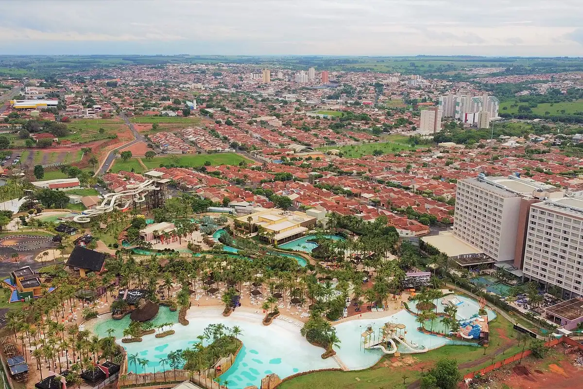 Parques e hotéis na paisagem urbana de Olímpia