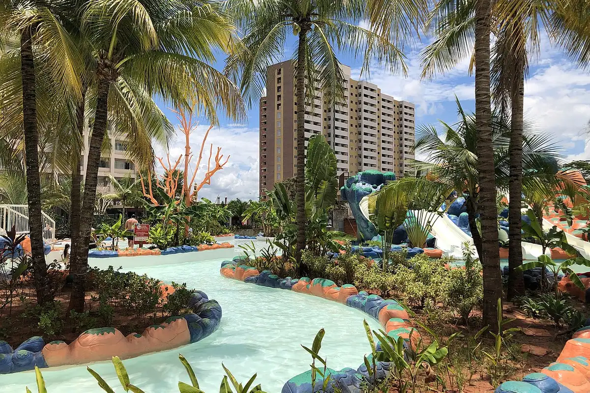 Piscina e vegetação no Hot Beach em Olímpia