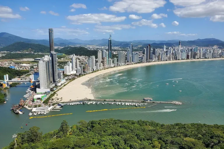 Balneário Camboriú e Porto Belo em escala: o que vale fazer