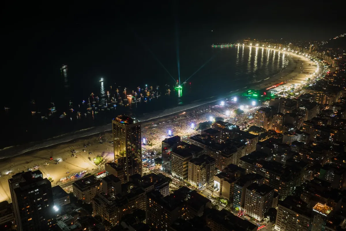Prédios e hotéis da orla de Copacabana iluminados à noite, Rio de Janeiro