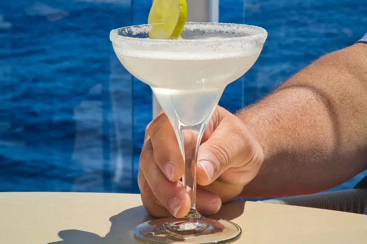 Drinque gelado servido de frente para o mar