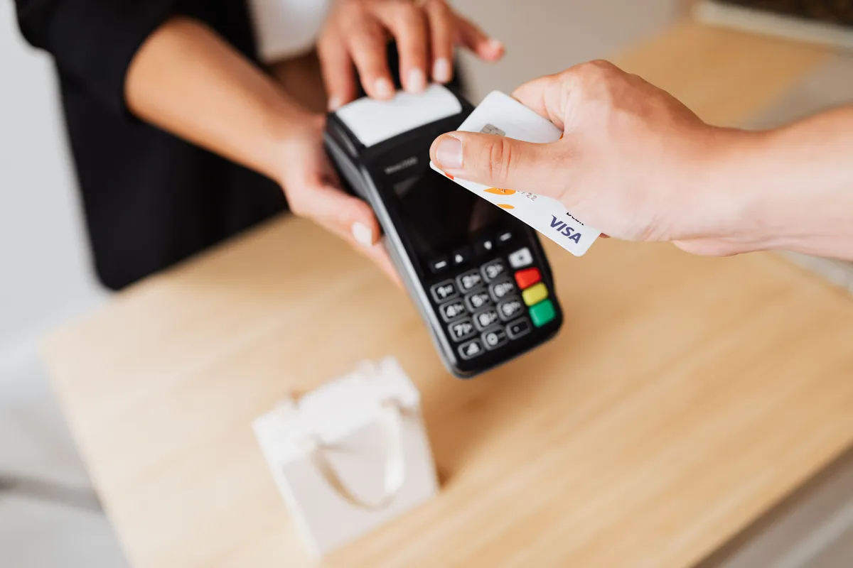 Pagamento com cartão em terminal de cobrança