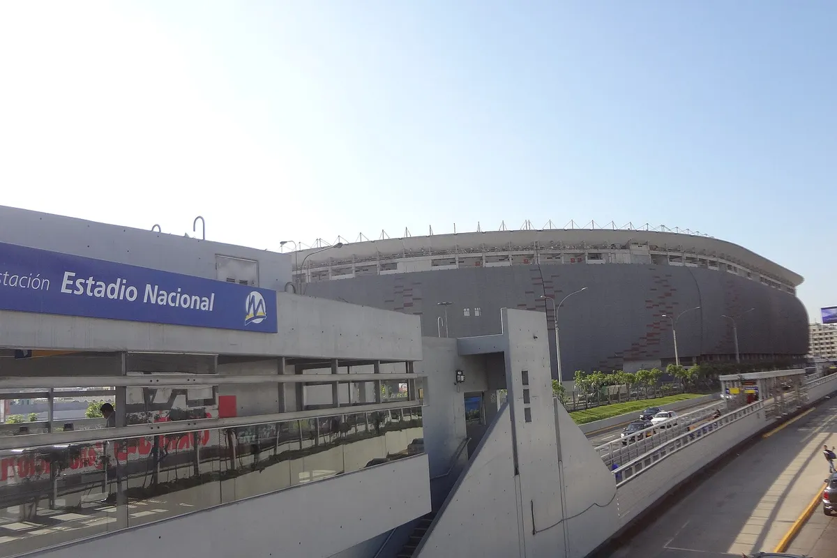Estação Estadio Nacional do Metropolitano diante do estádio em Lima