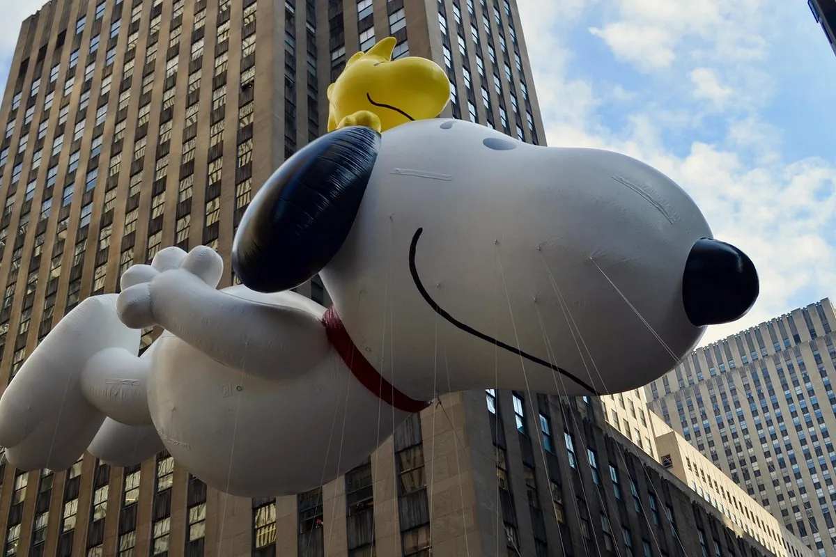 Balão Snoopy na parada de Thanksgiving em Manhattan