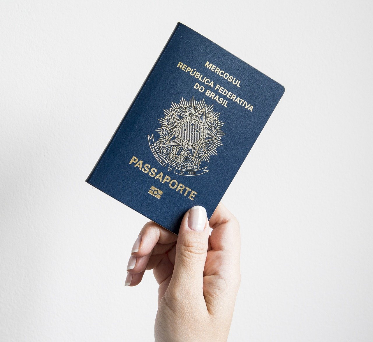Passaporte brasileiro físico segurado por uma pessoa