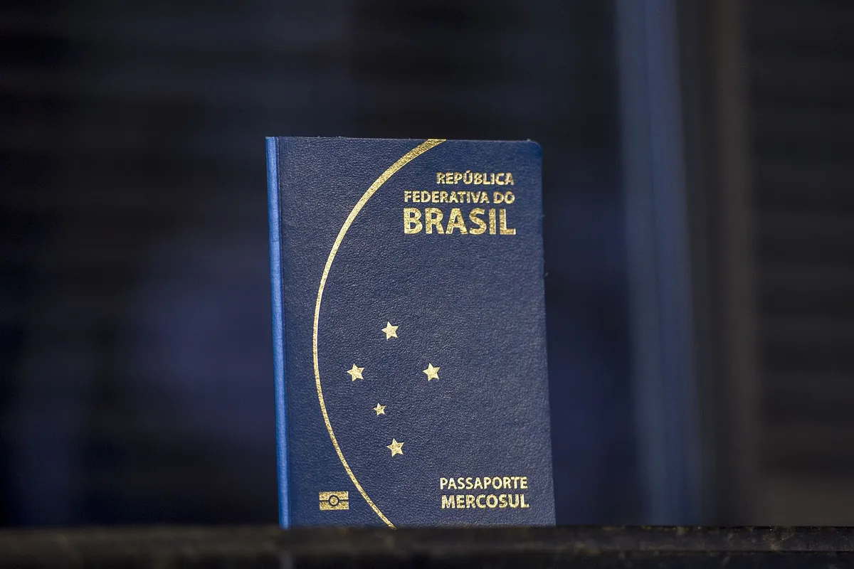 Capa de passaporte brasileiro com símbolo do Mercosul