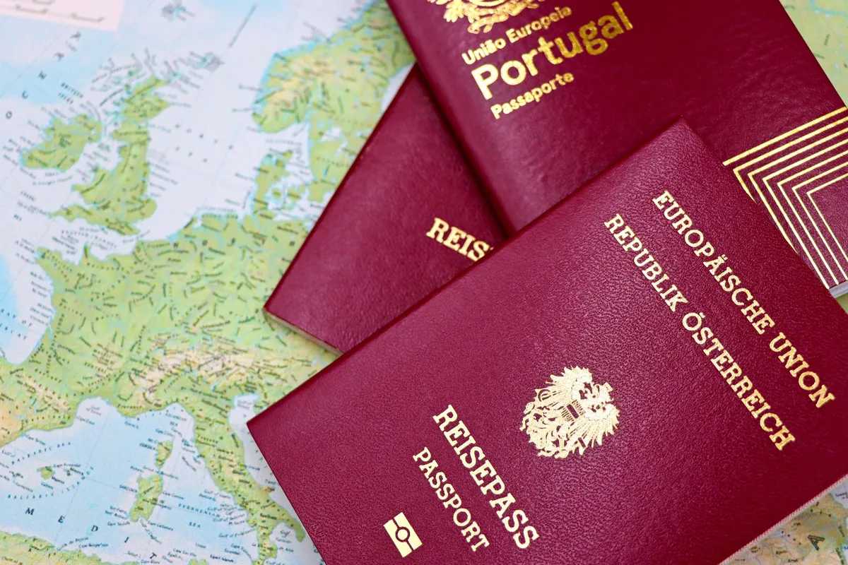 Passaportes de países europeus sobre mapa-múndi