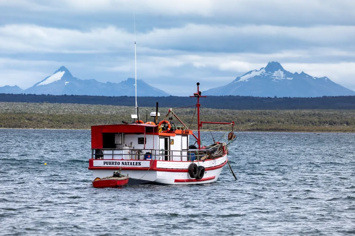 Barco no fiorde de Puerto Natales, base para Torres del Paine no Chile