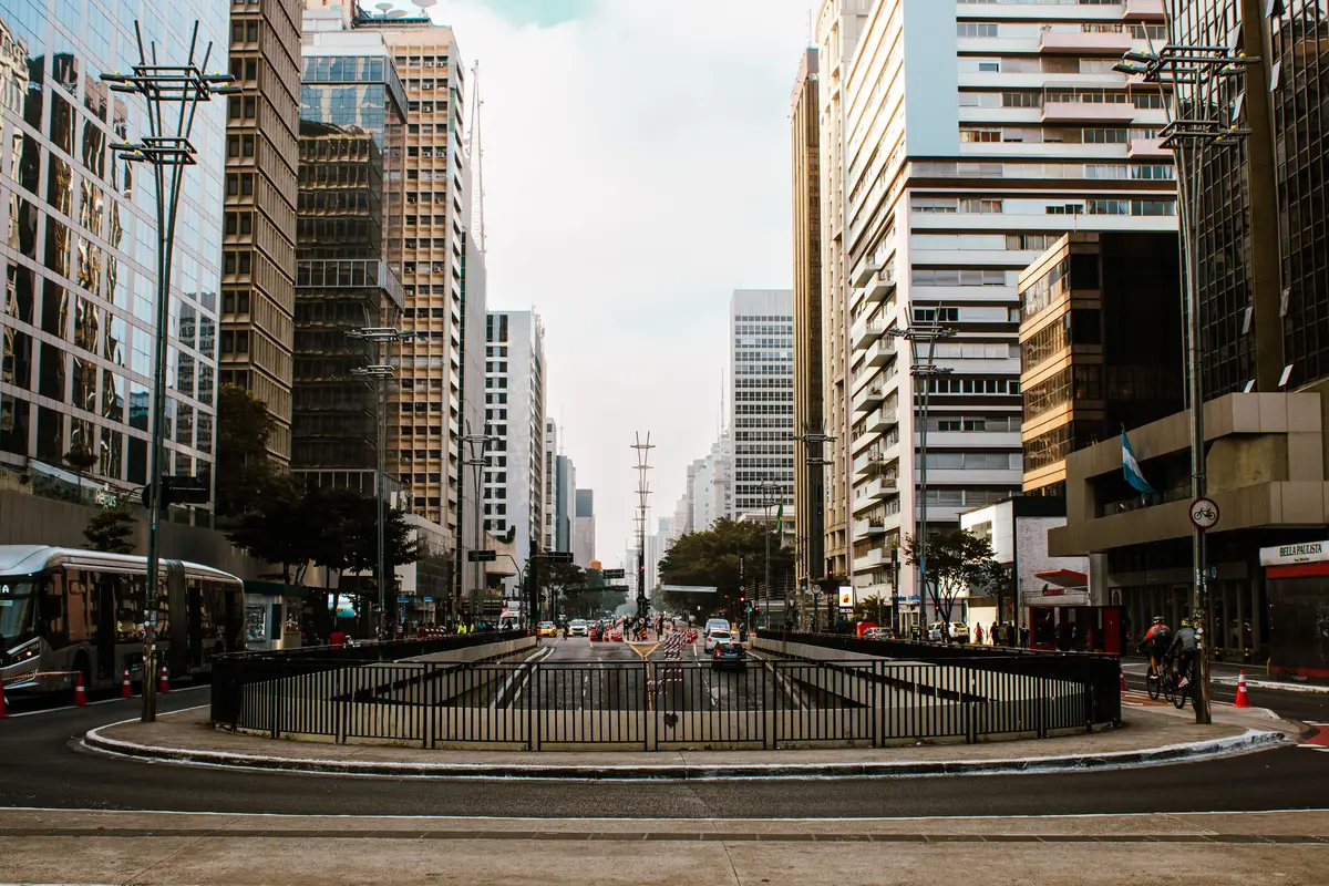 Avenida Paulista com acesso ao metrô em São Paulo