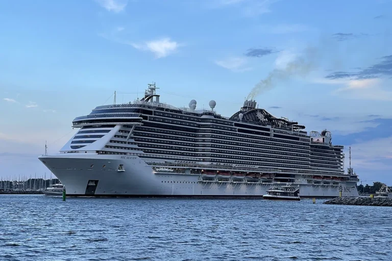 MSC Seaview saindo de Warnemünde, na Alemanha