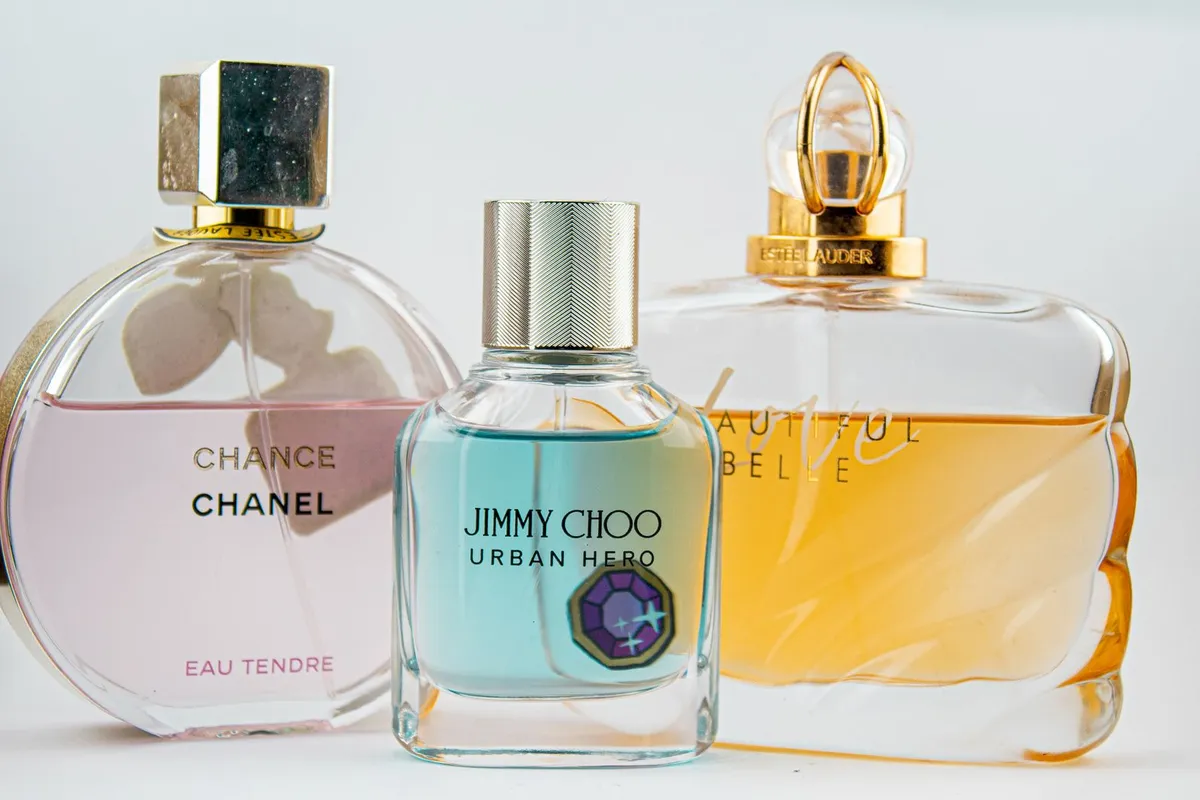 Frascos de perfume para comparar volume e concentração antes da compra