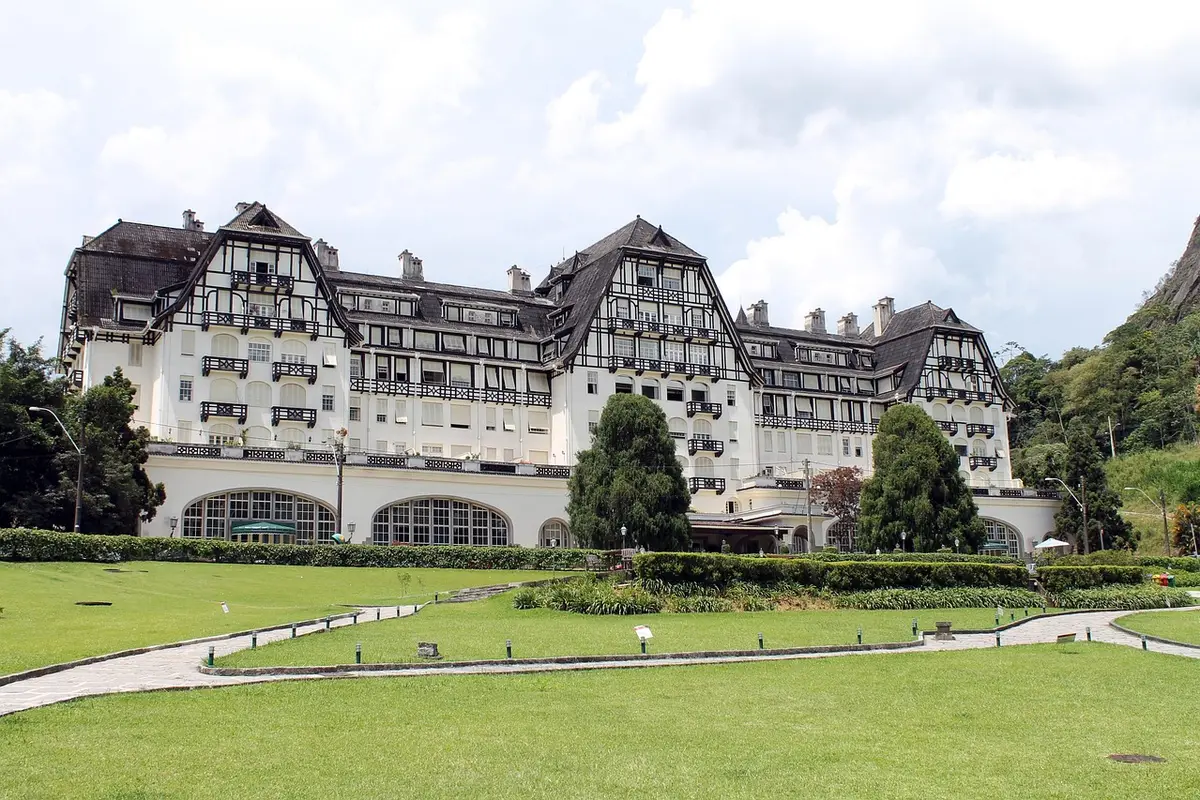 Palácio Quitandinha e jardim em Petrópolis