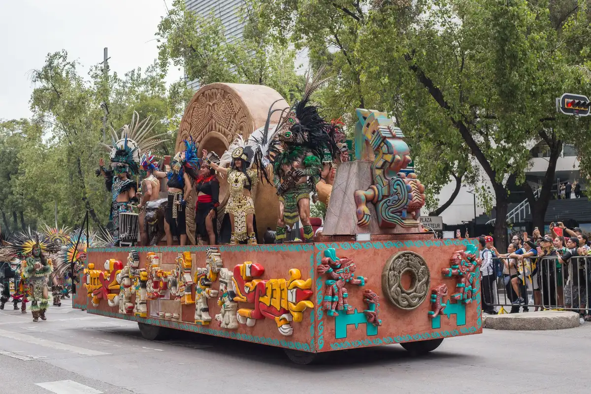 Carro alegórico com dançarinos em desfile de Día de Muertos na Cidade do México