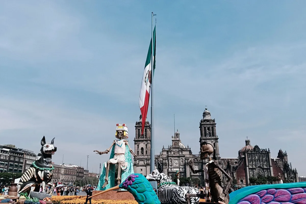 Decoração do Día de Muertos no Zócalo da Cidade do México, com figuras de xoloitzcuintle e cempasúchil
