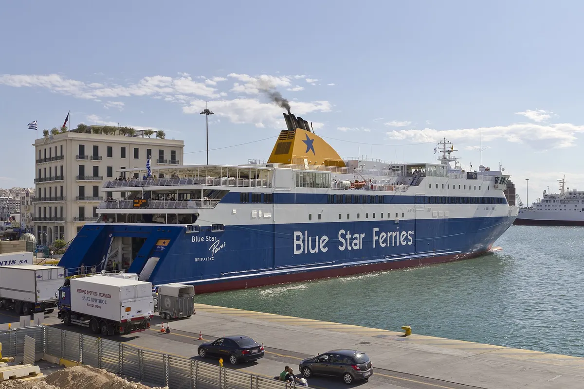 Porto do Pireu com o ferry Blue Star Naxos junto ao cais