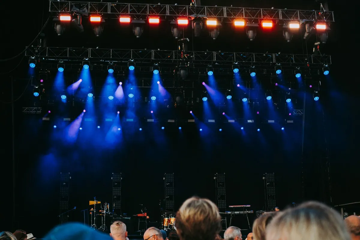 Plateia com as mãos para o alto em show de rock em casa de shows