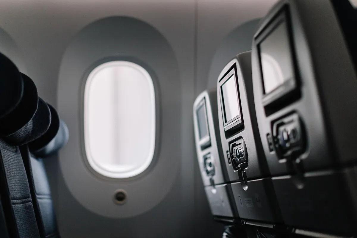 Assentos e janelas de uma cabine de avião