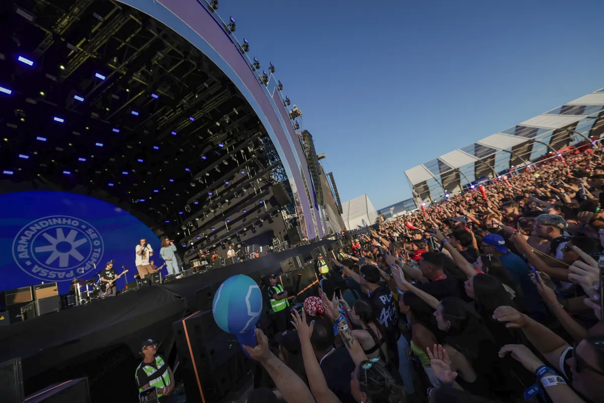 Palco do Planeta Atlântida na SABA, em Xangri-Lá, com público de braços erguidos