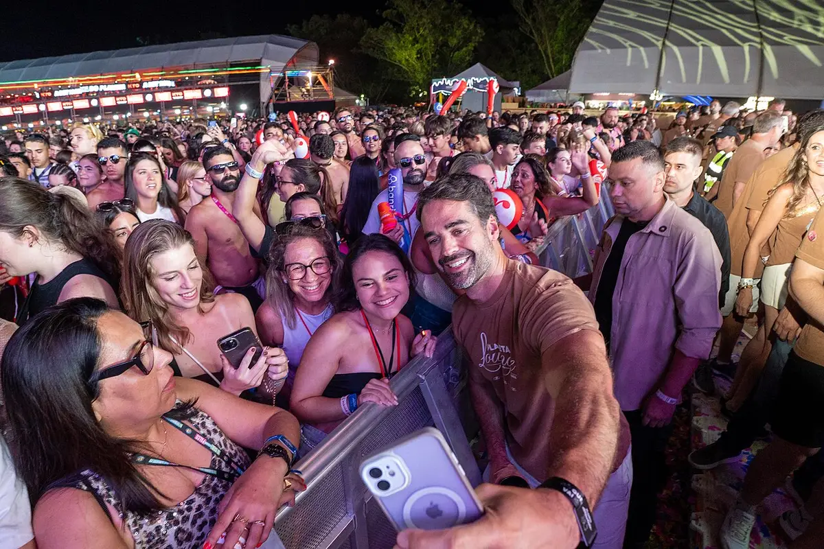 Público lotando a área em frente ao palco na noite do Planeta Atlântida 2026