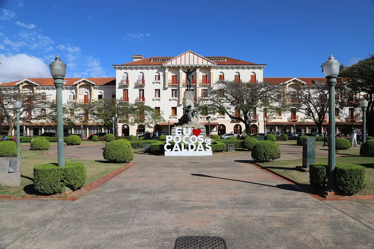 Palace Hotel e praça em Poços de Caldas