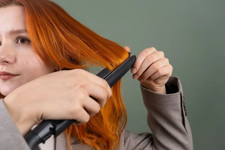 Mulher alisando o cabelo com chapinha, item permitido na MSC e na Royal