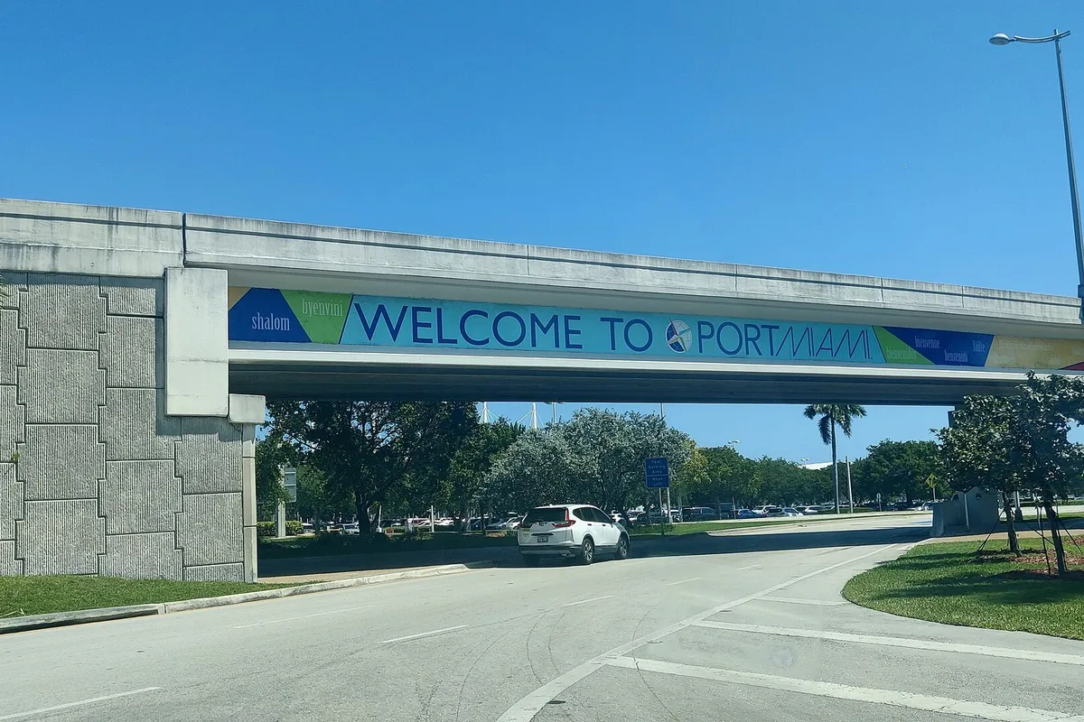 Via de acesso ao PortMiami sob ponte com placa de boas-vindas ao porto