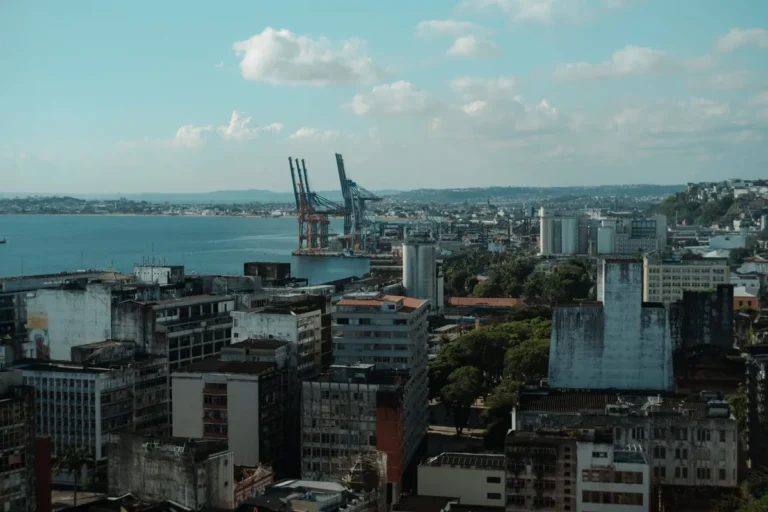 Vista da Cidade Baixa de Salvador com os guindastes do porto ao fundo