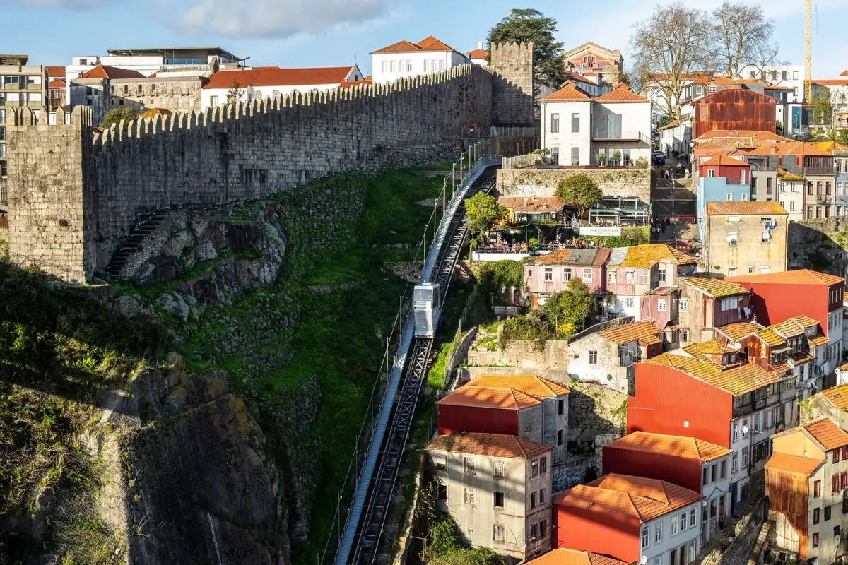 Funicular dos Guindais liga a parte baixa e a parte alta do Porto