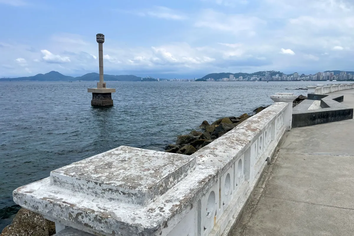 Vista de Santos e do mar, a cidade do porto de embarque do minicruzeiro