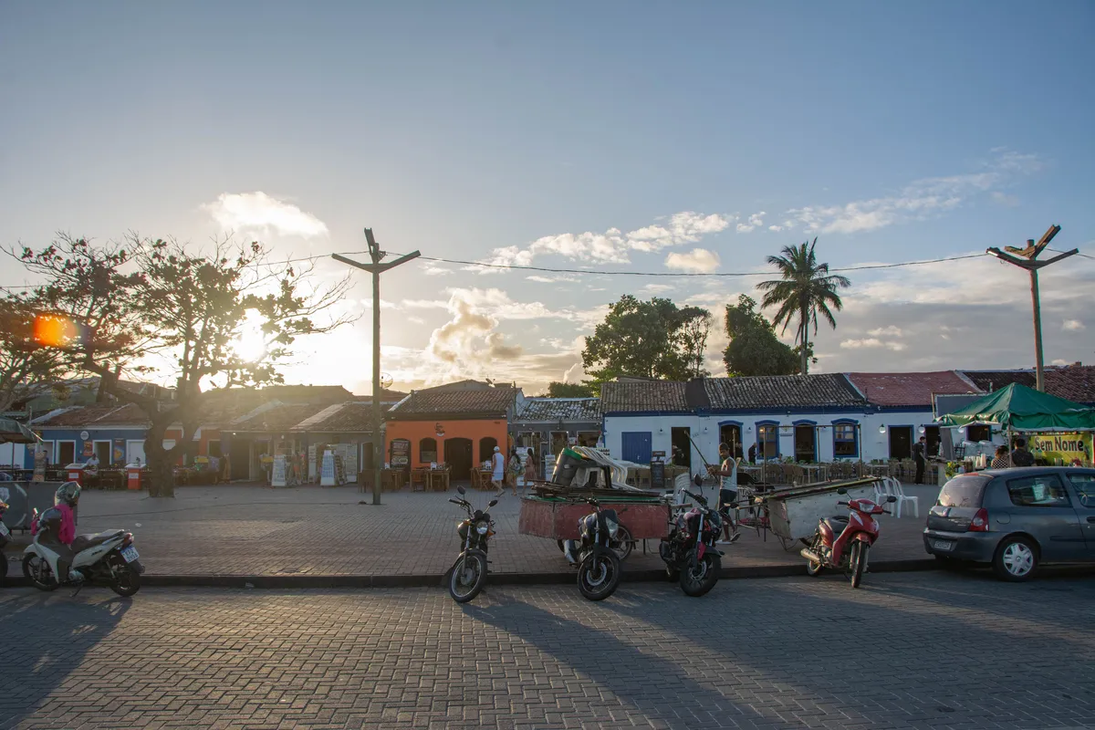 Rua da Cidade Histórica de Porto Seguro ao entardecer, na Bahia, destino do Carnaval