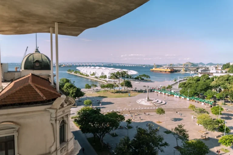 Praça Mauá e Museu do Amanhã vistos de cima, na região do porto do Rio de Janeiro onde embarcam os cruzeiros