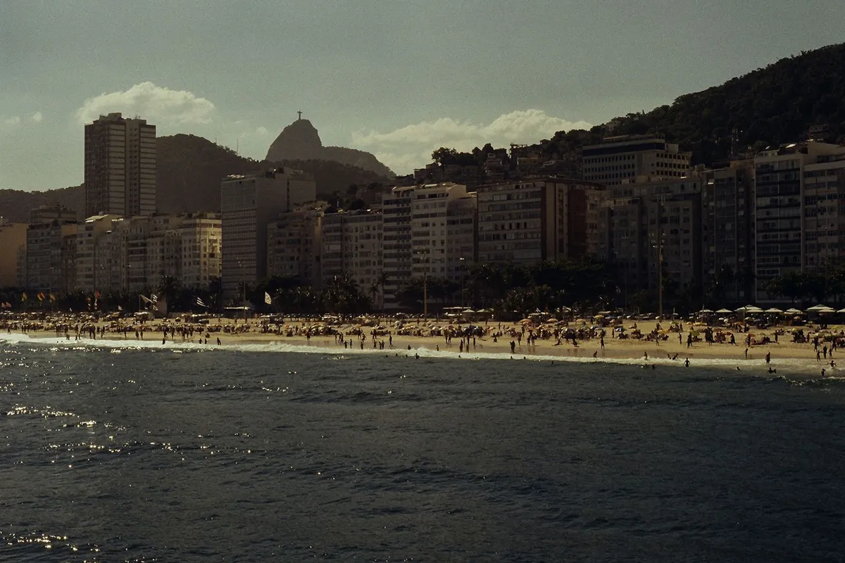 Praia de Copacabana com os prédios da Avenida Atlântica ao fundo, Rio de Janeiro