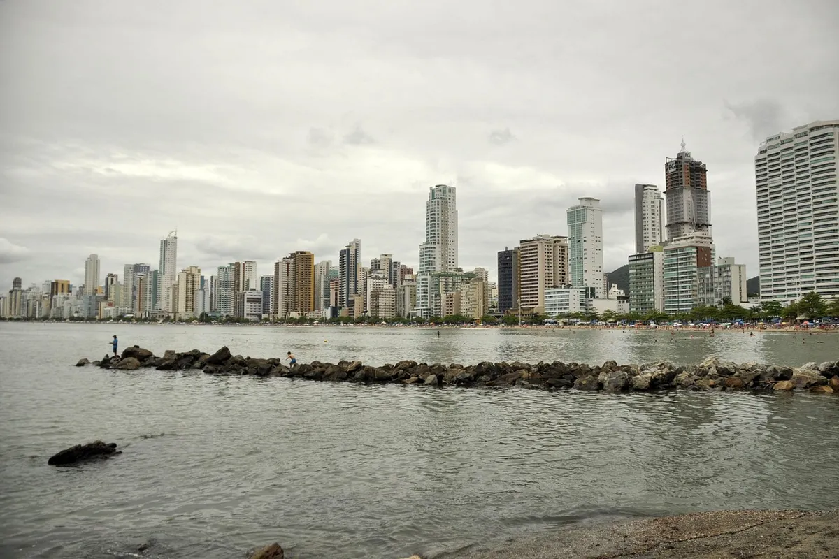 Prédios da Praia Central de Balneário Camboriú vistos do costão