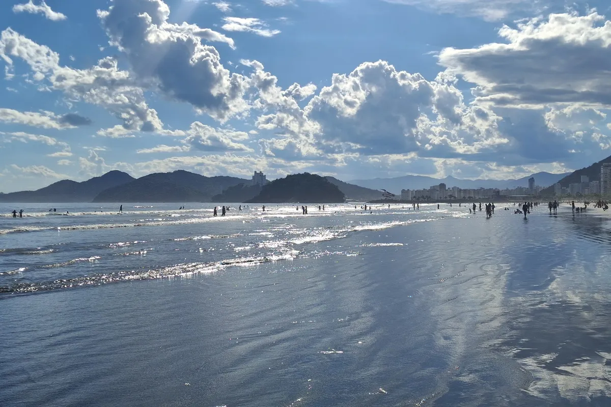Praia do Gonzaga e a orla de Santos, bairro de hotéis perto do embarque dos cruzeiros