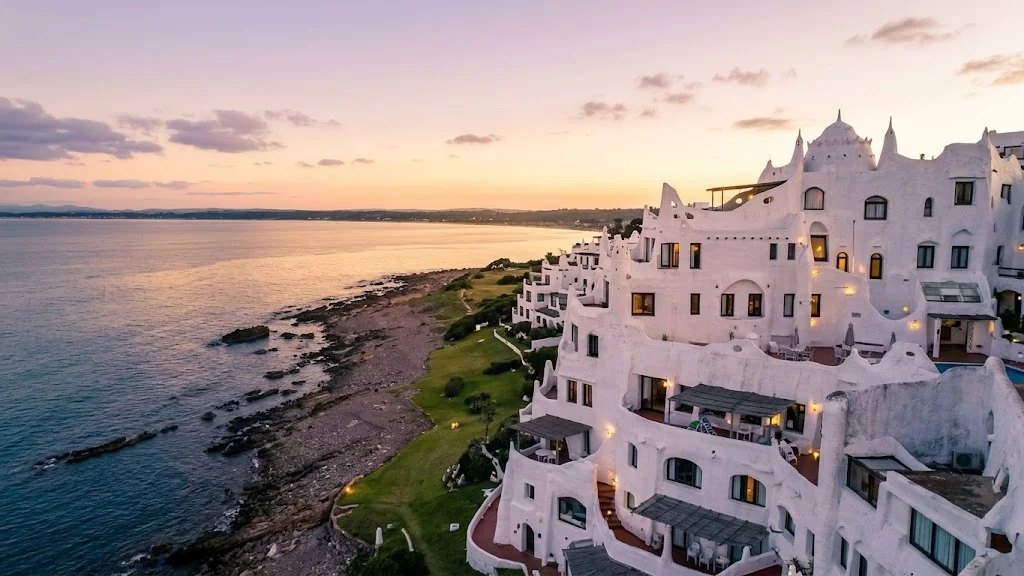 Casapueblo, em Punta Ballena, ao entardecer, perto de Punta del Este