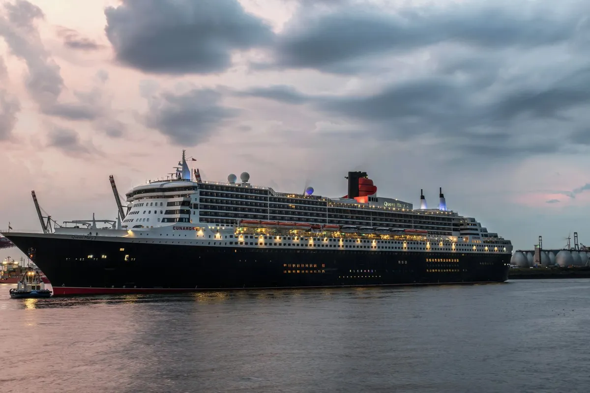Navio Queen Mary 2 da Cunard visto do porto, o único com canil para cães nas travessias do Atlântico