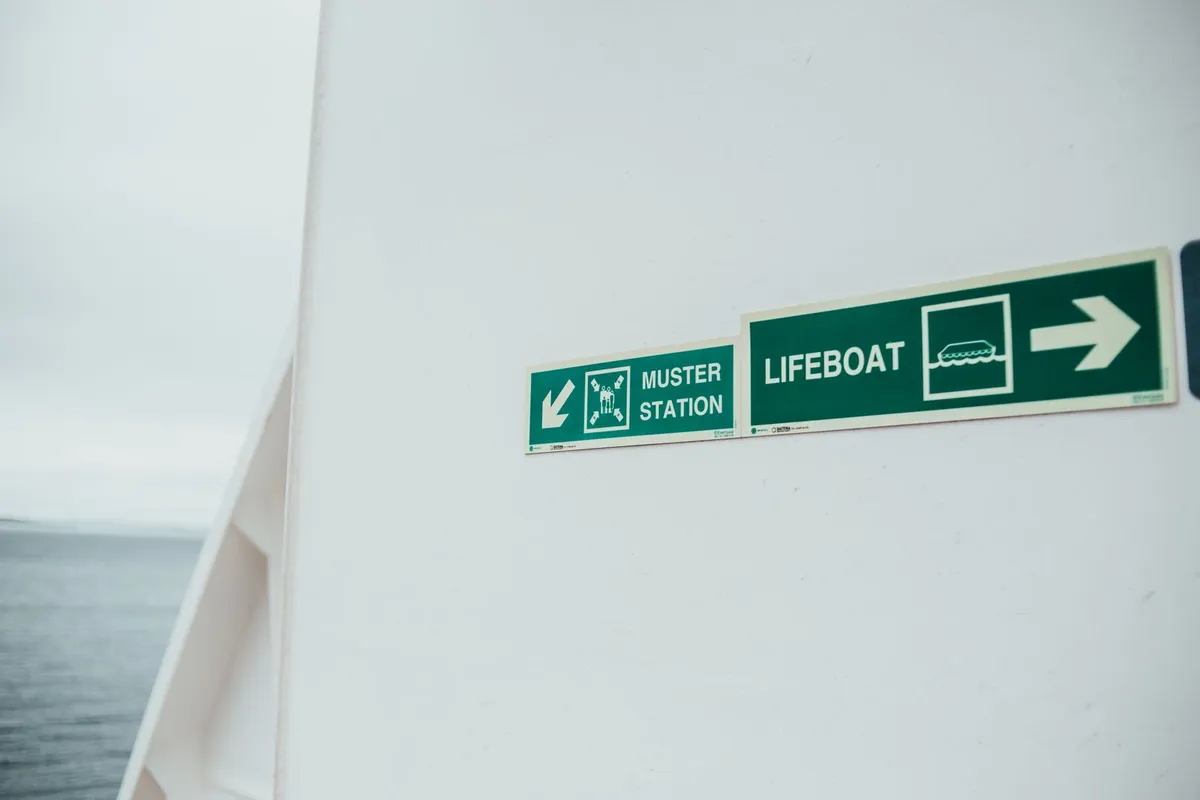Placas de ponto de encontro e botes salva-vidas em navio de cruzeiro