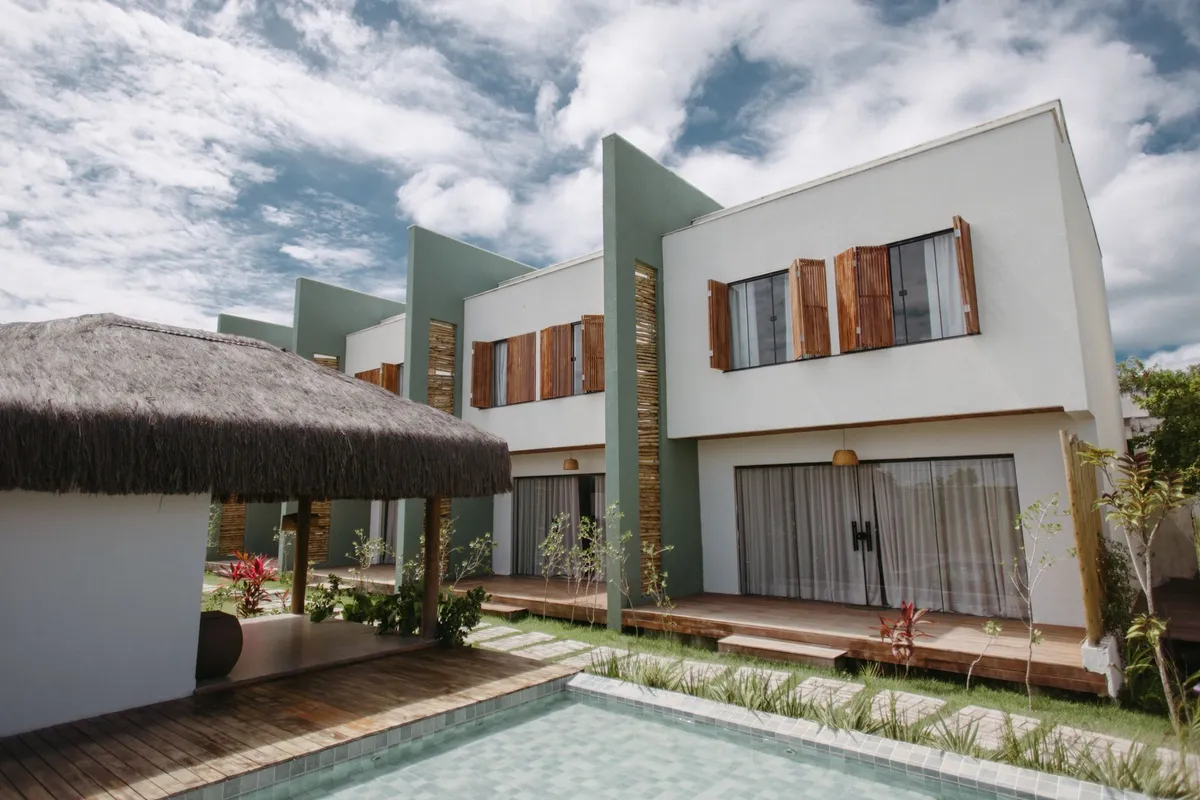 Piscina e vilas tropicais em resort na Bahia, cenário típico de réveillon all inclusive no Brasil