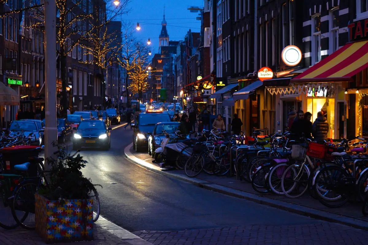 Rua de Amsterdã iluminada em noite de inverno